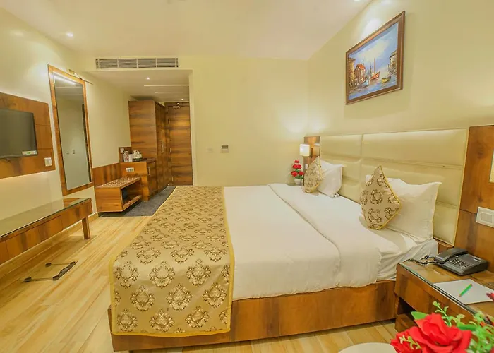 Hotel Hira Inn-10Mins From Railway Station & Bus Station Prayagraj
