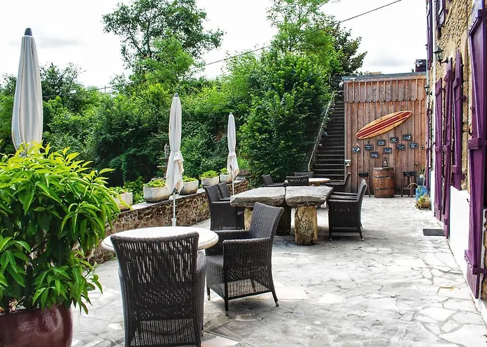 Les Volets Violets Bed & Breakfast Salles 