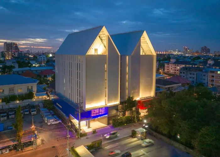 Blue Hippo & Red Crocodile Hotel กรุงเทพมหานคร