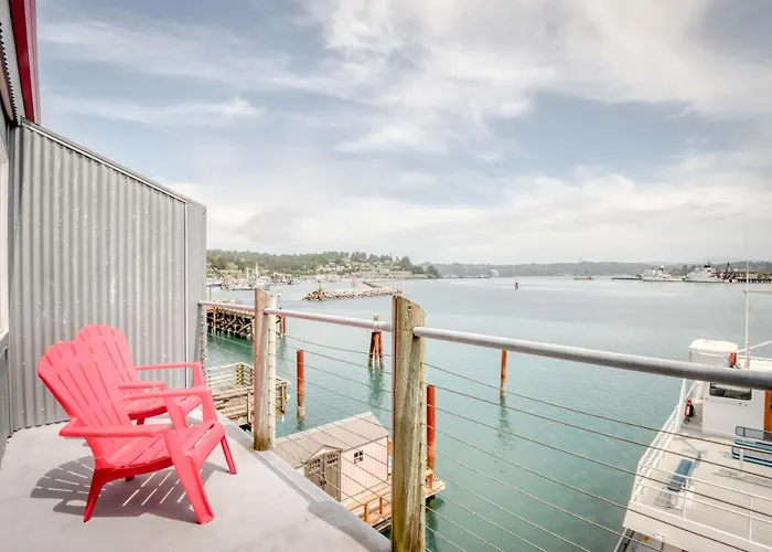 Surfer Dude - Anchor Pier Lodge Newport