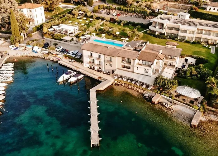 Bella Hotel & Restaurant With Private Dock For Mooring Boats San Felice del Benaco