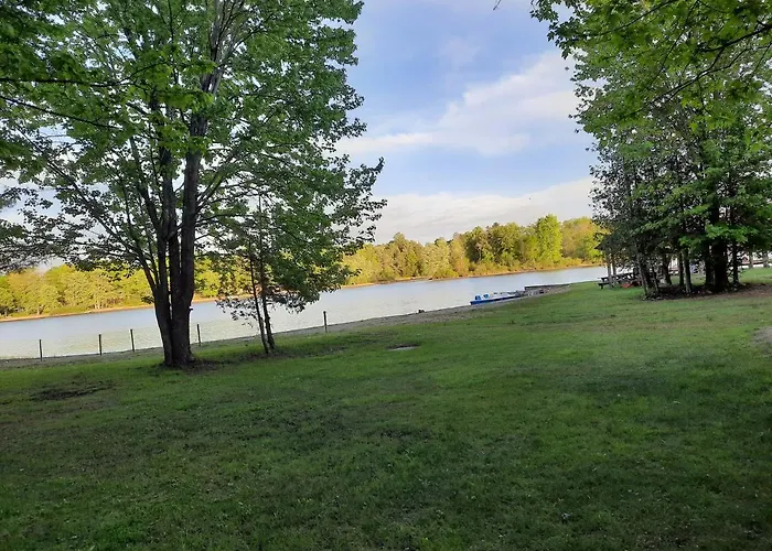 Lakefront Hideaway Resort 10 Total Cabins-Lake View, Private Beach Kawartha Lakes