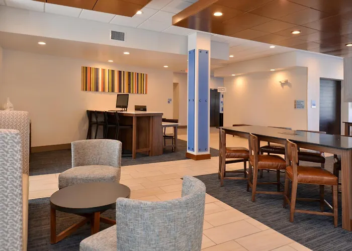 Holiday Inn Express & Suites Farmington Hills - Detroit By Ihg
