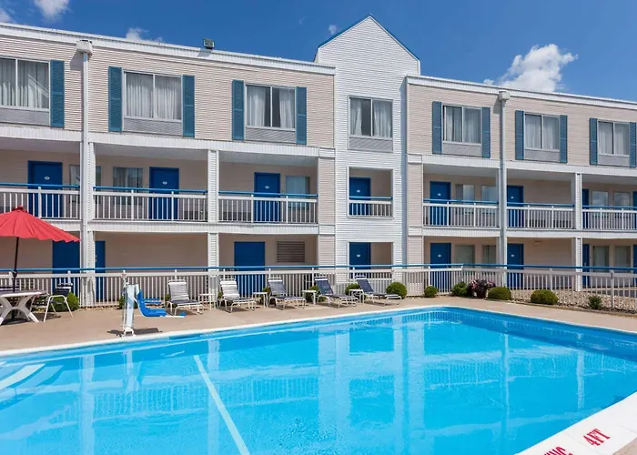 Baymont By Wyndham Peoria Hotel