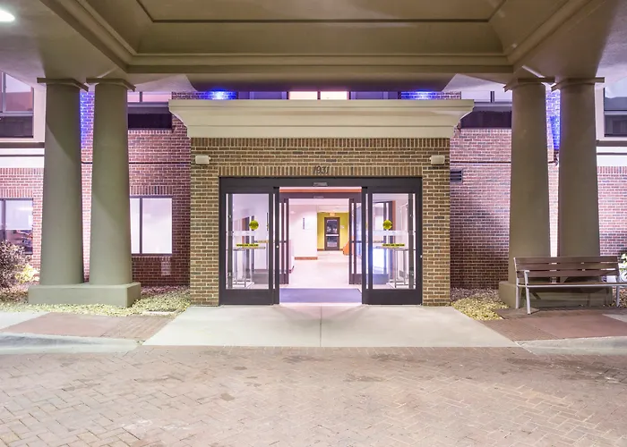Holiday Inn Express Kansas City - At The Legends! By Ihg Bonner Springs