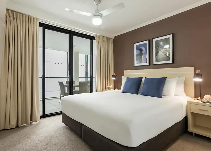 Oaks Brisbane River City Suites