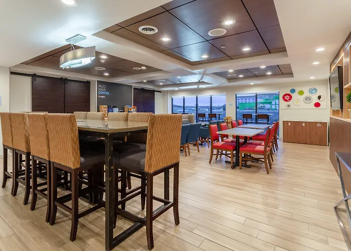 Holiday Inn Express & Suites Cedar Falls