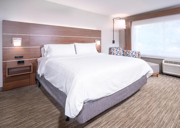 Holiday Inn Express & Suites Brevard - City Center By Ihg