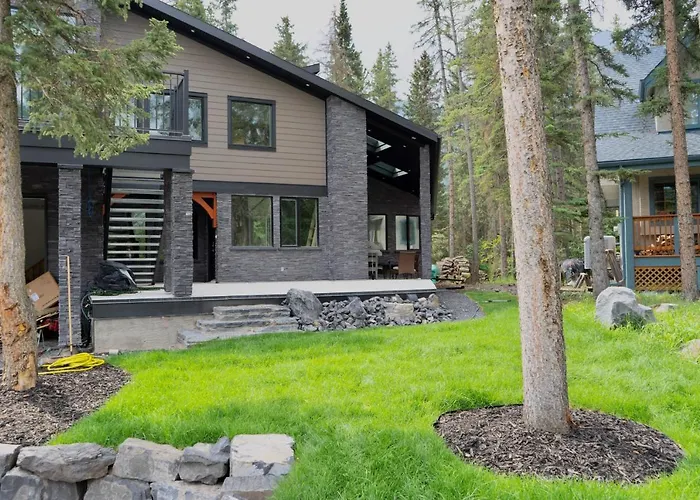 Romantic Luxury Retreat With Private Sauna & Spa, Pet Friendly, Elkside Hideout B&B Canmore
