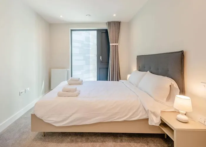 Modern Apartments In Brentford 2 Minutes Walk From Kew Bridge