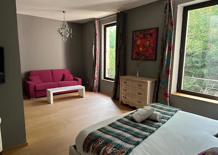 Bed and Breakfast Domaine du Prieuré d'Estagel à Saint-Gilles 