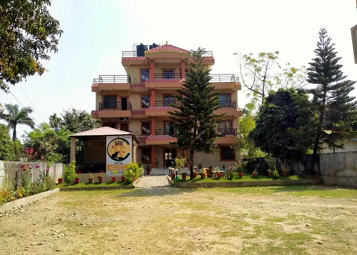 Hotel Crown Horizon Sauraha
