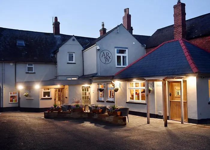The Wallace Steakhouse With Rooms Usk