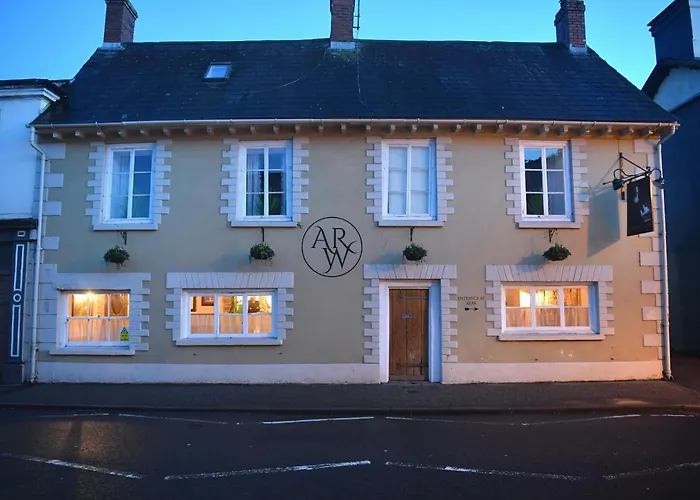 The Wallace Steakhouse With Rooms Usk