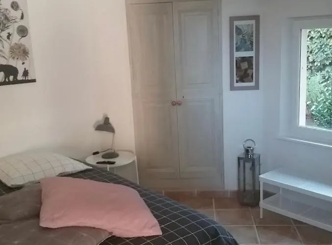 Une Chambre En Ville LʼIsle-sur-la-Sorgue