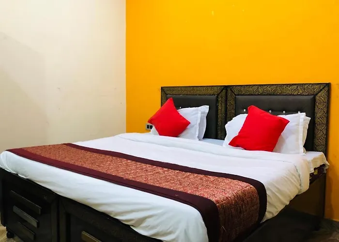 Hotel Tip Top -- Lpu Law Gate -- Family, Students, Couples Phagwara