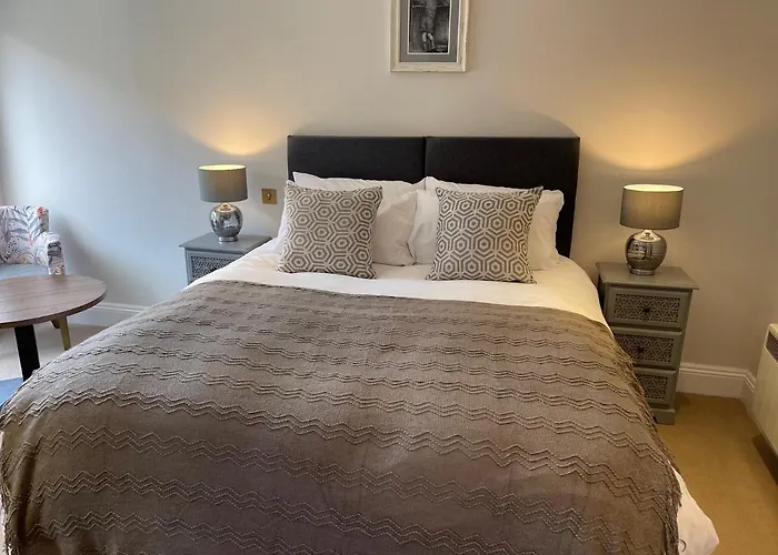 The Crown Of Cookham Hotel