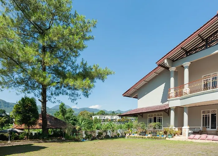Urbanview Hotel Syariah Villa SM Cisarua Puncak by RedDoorz Bogor