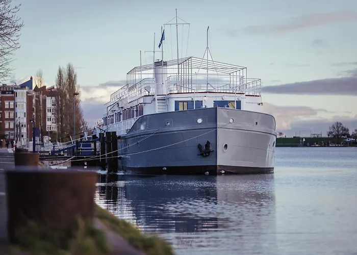ARCONA - Übernachten auf dem Wasser - direkt am Bontekai Wilhelmshaven