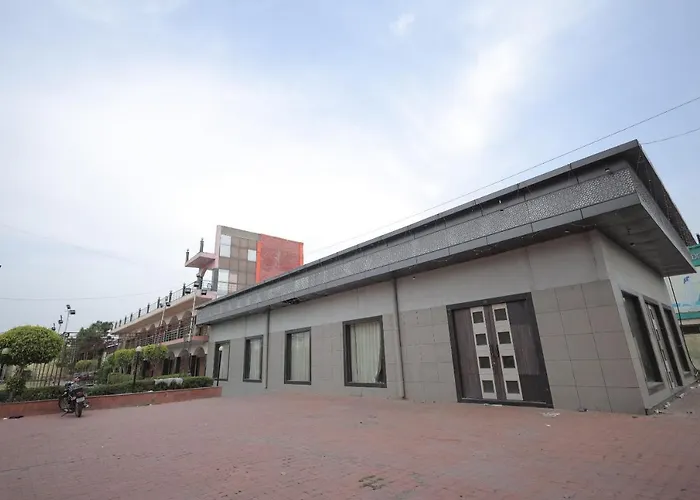 Hotel Mukund Dham-Near Mathura Railway Station