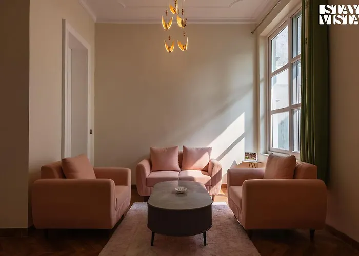Stayvista's Indraj Manor: Roman-Inspired Villa with Garden & Fireplace New Delhi