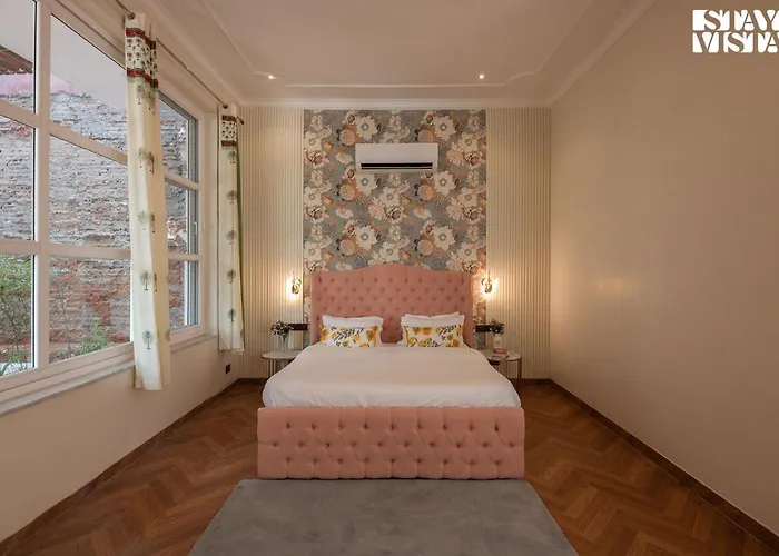 Stayvista's Indraj Manor: Roman-Inspired Villa with Garden & Fireplace New Delhi