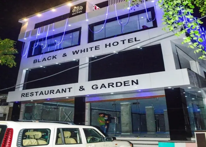 Hotel Black And White Restaurant Garden, Pali