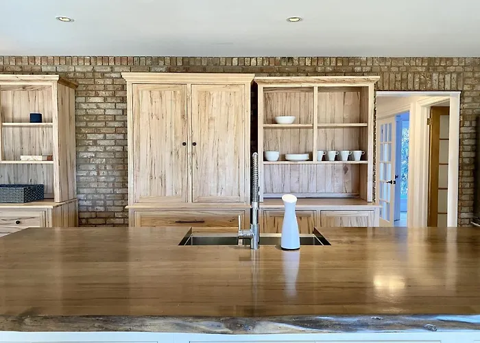 5000+ Sqft Cottage Near Toronto Bolton