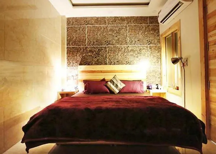 Divine Studios Rajouri Garden New Delhi