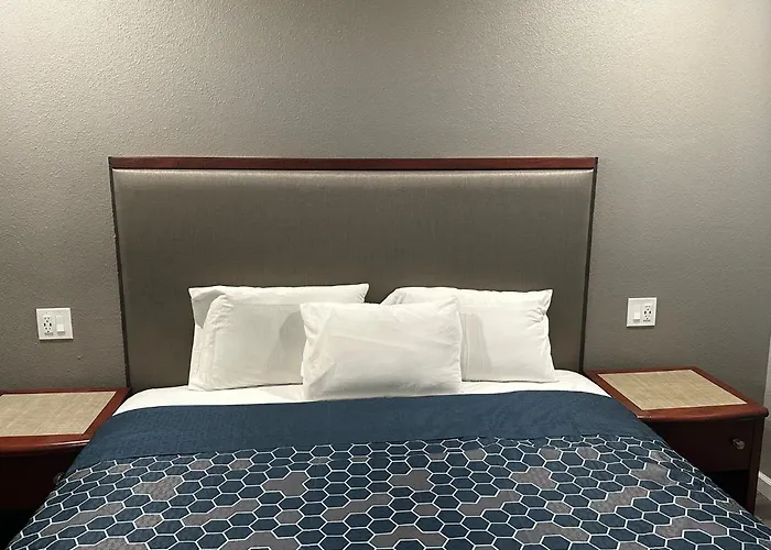 Royal Motel Tracy