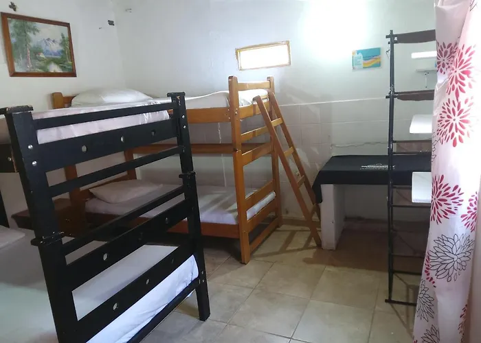 Tahamies Hostal - Artesanos Y Turistas. Guatapé