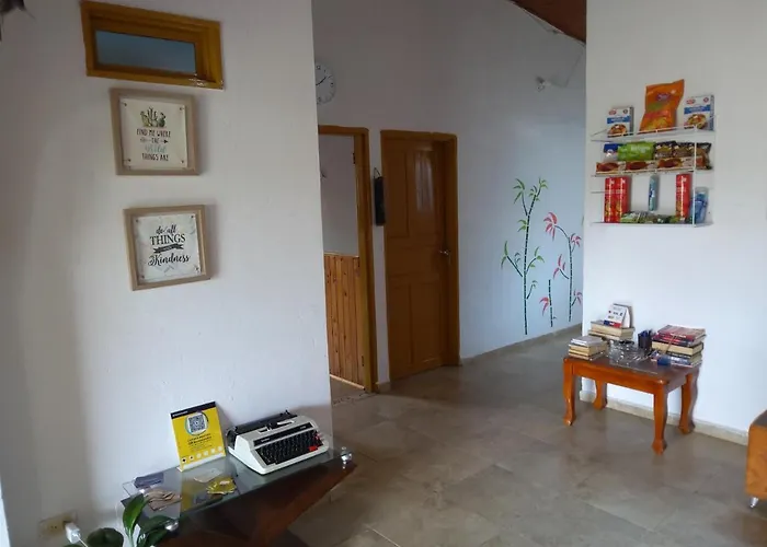 Tahamies Hostal - Artesanos Y Turistas. Guatapé
