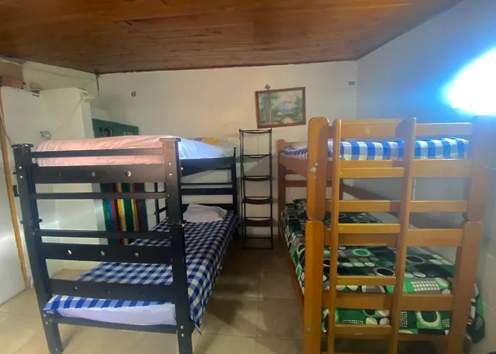 Tahamies Hostal - Artesanos Y Turistas. Guatapé