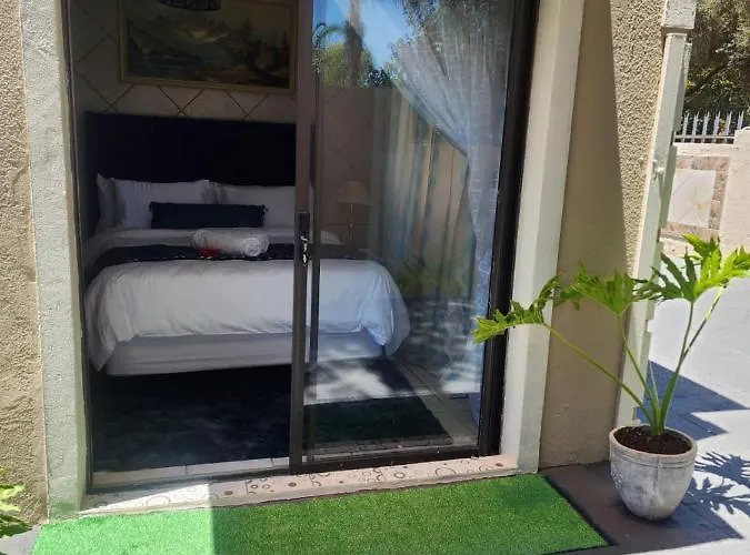 17 Byvanger Luxury Home Deluxe Queen Suite Room 1 Centurion