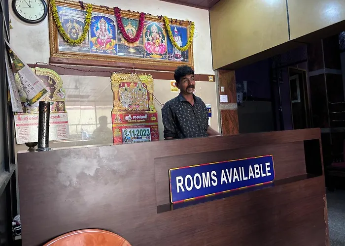 Chitramoola Tourist Home - Opp Temple Only 20 M Kolluru