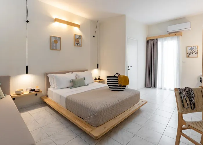 Capella Skiathos, Town