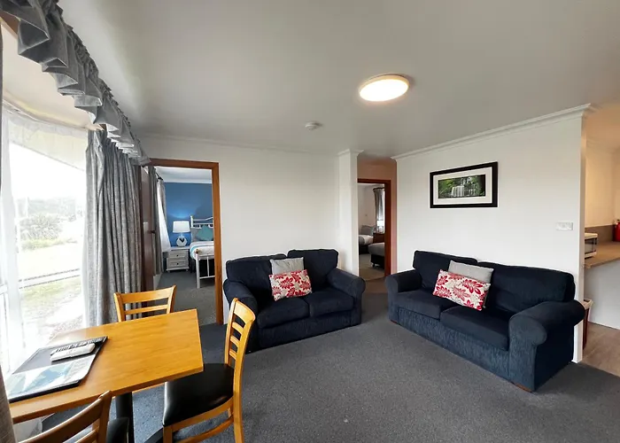 Regatta Point Tavern & Holiday Villas Strahan