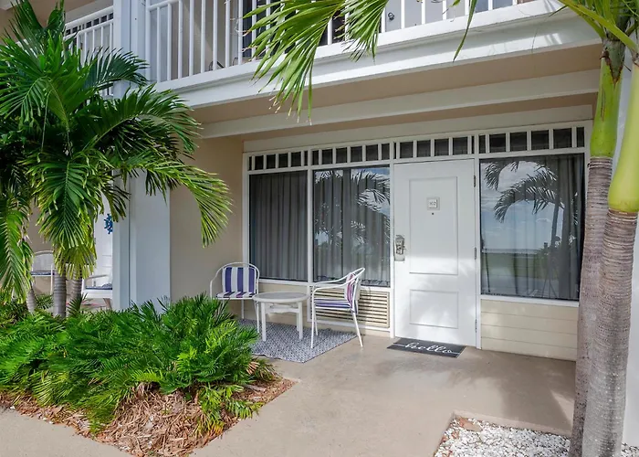 Tampa Bay, Beach Step Away, Wifi, Free Parking,Pools, Jacuzzi Ruskin