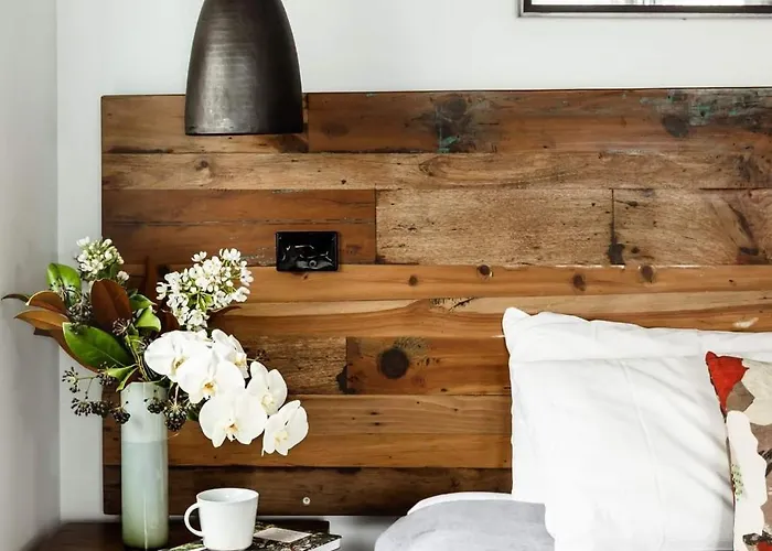 Timber Door Luxury Accommodation Geelong