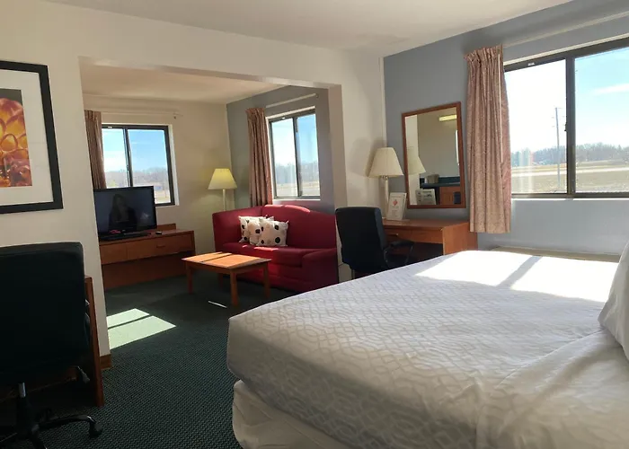 Carlyle Inn & Suites