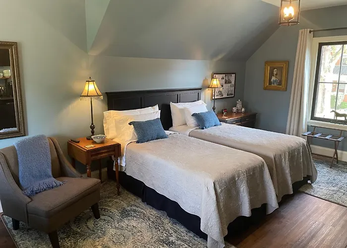 Stone'S Throw Stratford Hotel