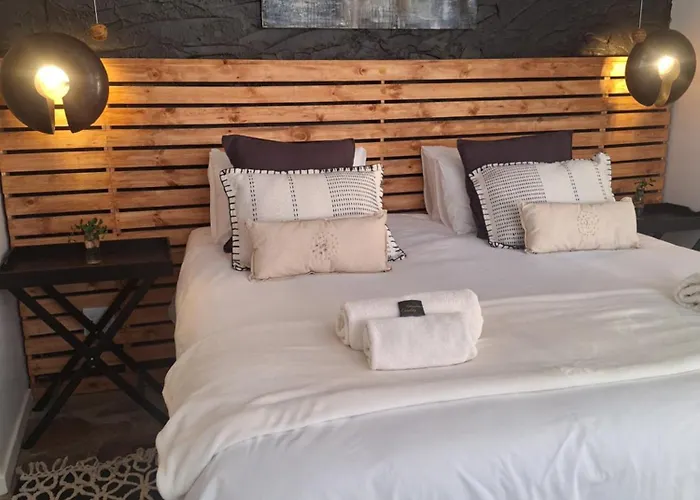 Exquisite Private Luxury Suite With King Bed At Bokmakierie Villas Windhoek