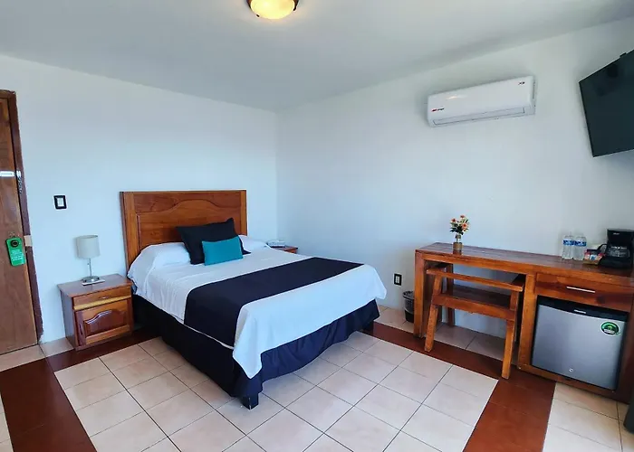 Hill House Mazatlan - Bed & Breakfast