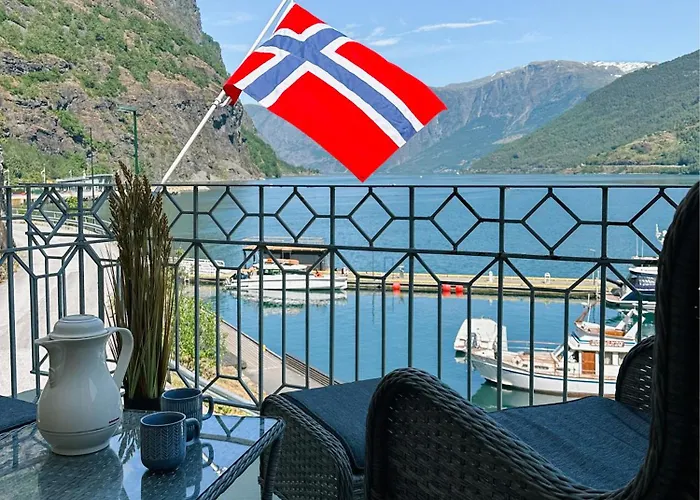 Svingen Guesthouse - Panoramic Fjord Views In Flåm