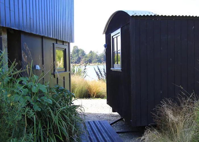 The Bird Hide - Rustic Luxury By The Water Hotel Dunedin