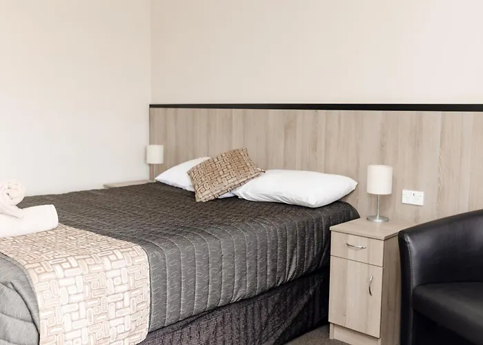 Starline Motor Inn Miles