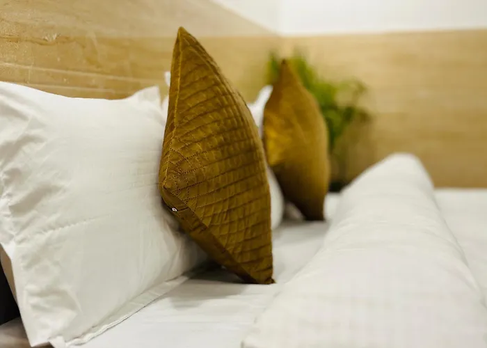 Hotel Relax In - Noida Sector 18