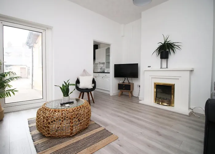 Garden | Parking | 4Br Hotel Newport 