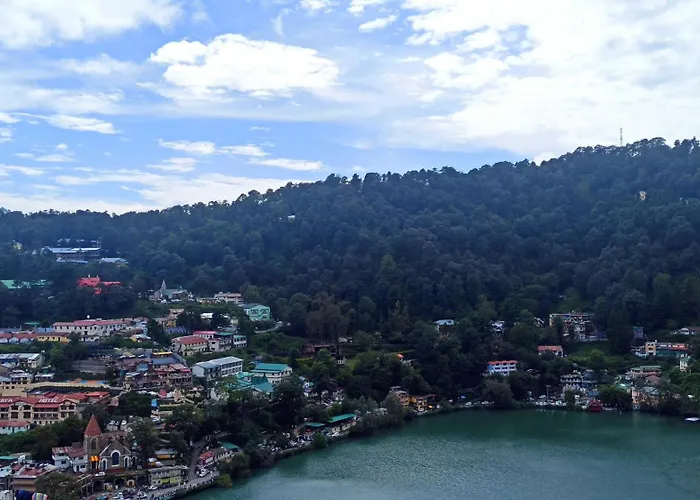 Gayatri Niwas - Luxury Private Room With Ensuit Bathroom - Lake View And Mountain View Nainital