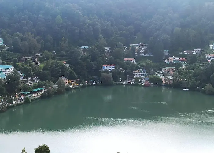 Gayatri Niwas - Luxury Private Room With Ensuit Bathroom - Lake View And Mountain View Nainital